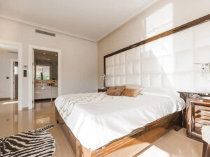 hotel_room1